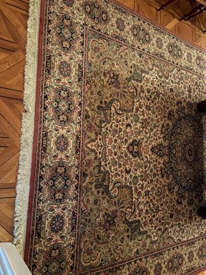 un grand tapis oriental sur le sol d'une pièce