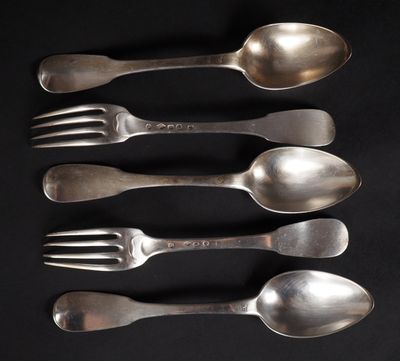 cinq cuillères en argent et une fourchette sur un fond noir