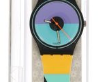 une montre et un stylo posés sur une surface blanche