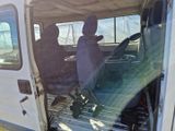 une camionnette blanche avec deux sièges à l'arrière