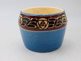 une tasse bleue et marron ornée d'un motif