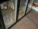 une vitrine sur laquelle sont posées de nombreuses bouteilles