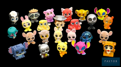de nombreuses figurines « Littlest Pet Shop » sur fond noir