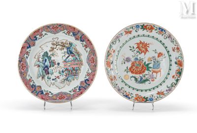 paire d'assiettes chinoises de style « famille » ornées de fleurs et d'oiseaux