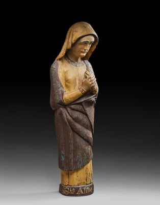 une statue en bois représentant une femme tenant un enfant