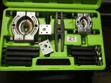 une boîte verte contenant des outils, posée sur une table