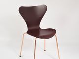 une chaise posée sur une surface blanche