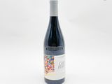 une bouteille de vin rouge décorée de paillettes