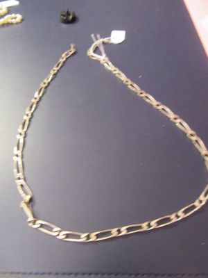 une chaîne en or reliée à une chaîne en argent