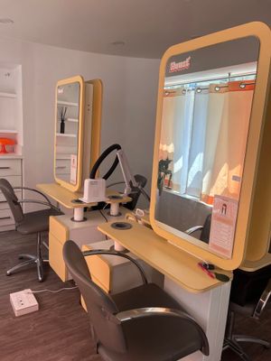 une pièce équipée d'un bureau, d'une chaise et d'un miroir