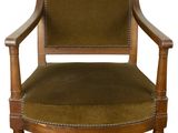 une vieille chaise en bois dont l'assise est recouverte de velours vert