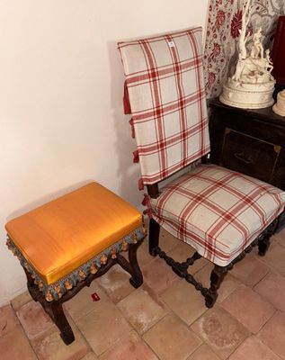 deux chaises et une petite table dans une pièce
