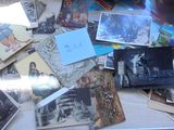 une pile de vieilles photos posée sur une table