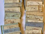 plusieurs vieux morceaux de papier sont empilés les uns sur les autres