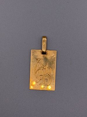 une image représentant un pendentif en or orné d'un oiseau