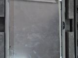 une boîte noire ornée d'un miroir, posée par terre