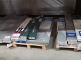 de nombreuses caisses contenant différents types de bois, posées sur des palettes