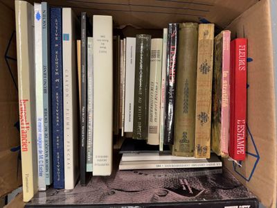 une boîte remplie de livres posée sur une table
