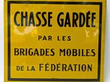a yellow sign that says chasse gardie