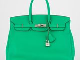 un sac à main en cuir vert muni d'un cadenas sur la poignée