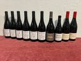 six bouteilles de vin sont alignées sur une table