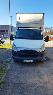 une camionnette blanche garée dans un parking
