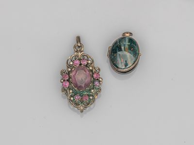 deux petits pendentifs, l'un avec une pierre rose et l'autre avec une pierre verte