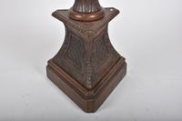 Porte-torchère en chêne teinté à décor d’acanthes, fleurette… (photo 2)