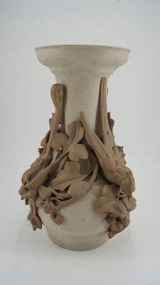 Un vase en grès à riche décor en ronde bosse d'hirondelles, …