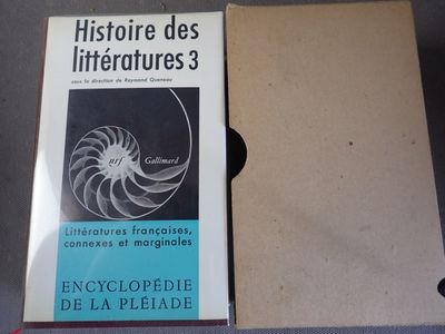 un livre posé sur une table à côté d'un livre