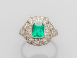 une bague en émeraude et diamant