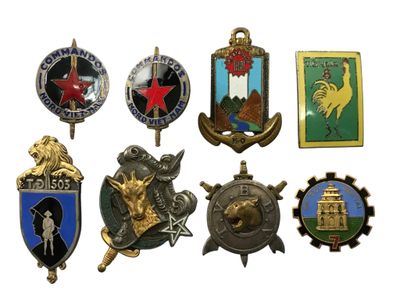 un grand nombre de badges sur une surface blanche