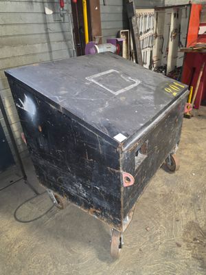 une boîte noire posée sur un chariot dans un garage