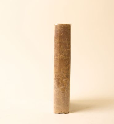 un vieux livre posé sur une table