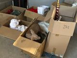 une pile de cartons et de peluches dans un garage