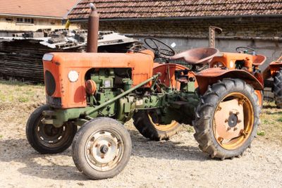 un vieux tracteur qui traîne dans la boue