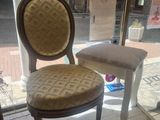 une chaise qui se trouve devant une fenêtre
