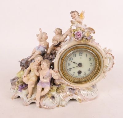 une horloge sur laquelle sont posées des figurines, posée sur une table