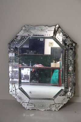 un miroir posé sur une étagère dans une pièce