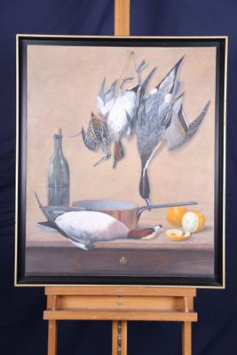 une photo d'un tableau posé sur un chevalet, sur lequel figure un oiseau