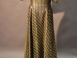 une robe dorée sur un mannequin, un mannequin, un mannequin, un mannequin, un mannequin, un mannequin, un mannequin, un mannequin, un mannequin