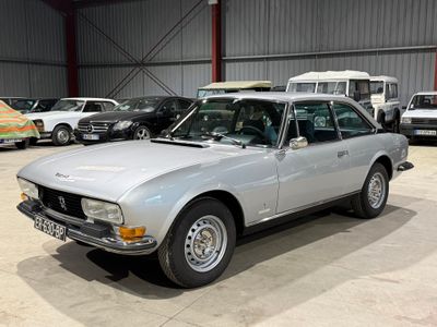 la photo d'une voiture argentée garée dans un garage
