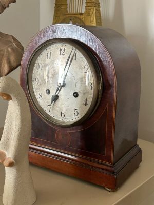 Pendule en placage d'acajou incrusté de filets de bois clair…