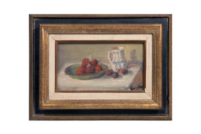 tableau représentant une assiette de fraises et un pichet posés sur une table
