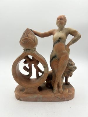 figurine représentant une femme tenant un sac d'argent devant une horloge