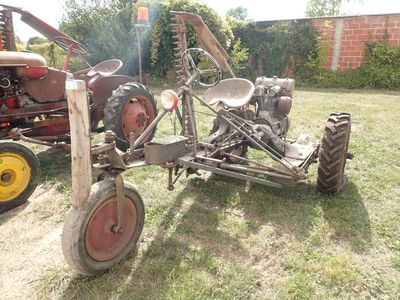 un tracteur équipé d'une charrue, garé dans l'herbe