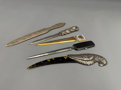 plusieurs types de couteaux différents posés sur une table
