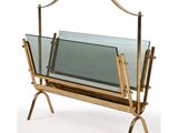 une photo d'un porte-revues avec un plateau en verre et des pieds en métal