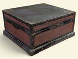une petite boîte en bois avec un couvercle en cuir