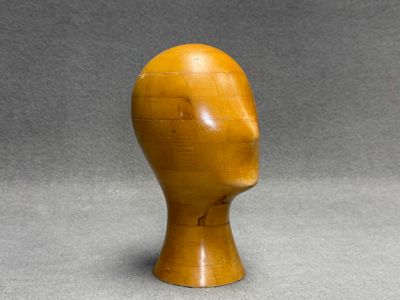Marotte en bois. H. :23 cm.